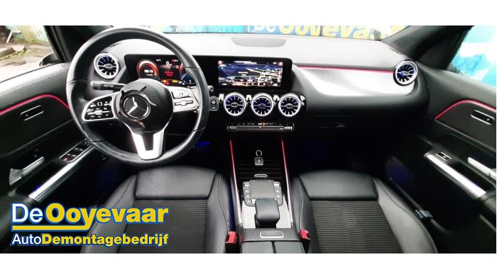 Mercedes GLA 1.3 180 Turbo 16V Épave (2021, Gris)