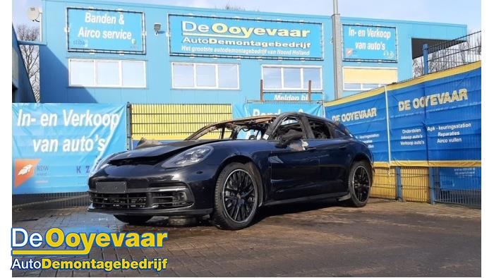 Porsche Panamera 2.9 V6 24V 4S Vehículo de desguace (2018, Negro)