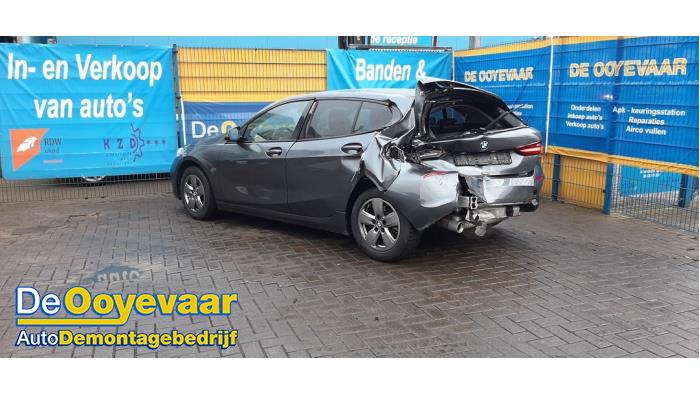BMW 1 serie 118i 1.5 TwinPower 12V Schrottauto (2021, Grau)