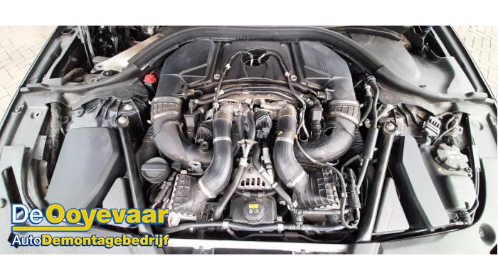 BMW 5 serie M550i xDrive 4.4 V8 32V TwinPower Turbo Samochód złomowany (2017, Ciemny, Niebieski)