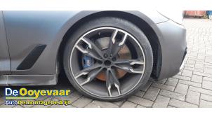 BMW 5 serie M550i xDrive 4.4 V8 32V TwinPower Turbo Samochód złomowany (2017, Ciemny, Niebieski)