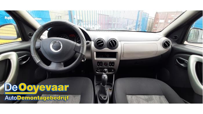 Dacia Sandero I 1.2 16V Skrotfordon (2009, GRIJS)