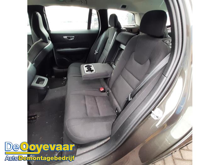 Volvo V60 II 2.0 B3 16V Mild Hybrid Épave (2021, Gris)
