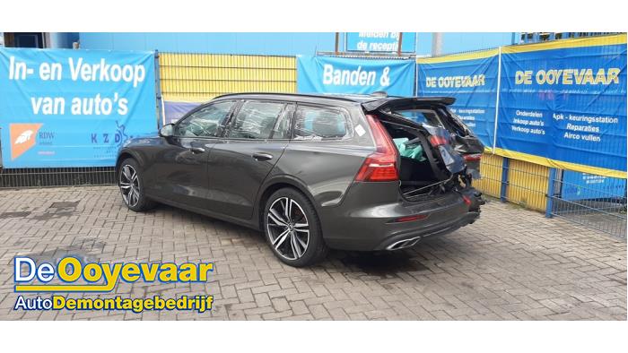 Volvo V60 II 2.0 B3 16V Mild Hybrid Épave (2021, Gris)