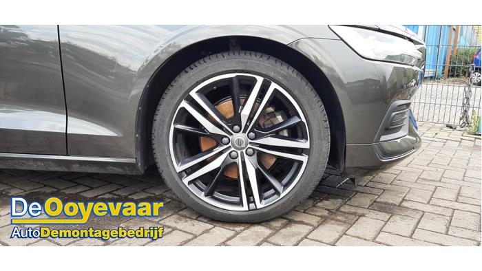 Volvo V60 II 2.0 B3 16V Mild Hybrid Épave (2021, Gris)