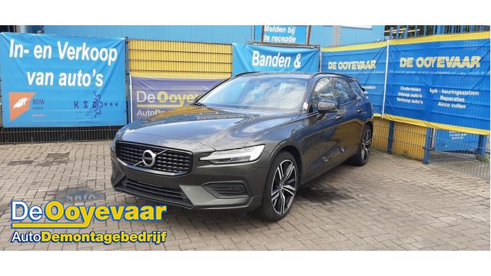 Volvo V60 II 2.0 B3 16V Mild Hybrid Épave (2021, Gris)