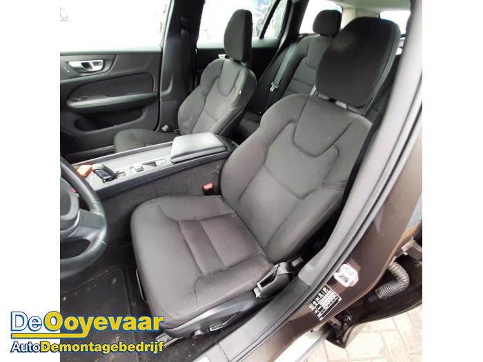 Volvo V60 II 2.0 B3 16V Mild Hybrid Épave (2021, Gris)