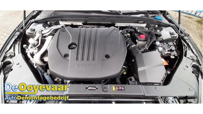 Volvo V60 II 2.0 B3 16V Mild Hybrid Épave (2021, Gris)