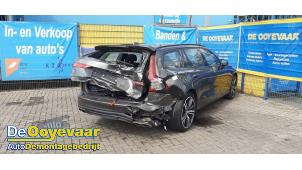Volvo V60 II 2.0 B3 16V Mild Hybrid Épave (2021, Gris)