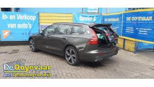 Volvo V60 II 2.0 B3 16V Mild Hybrid Épave (2021, Gris)