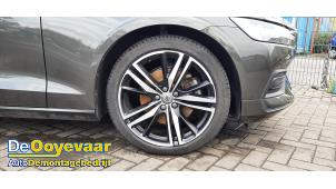 Volvo V60 II 2.0 B3 16V Mild Hybrid Épave (2021, Gris)