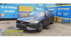 Volvo V60 II 2.0 B3 16V Mild Hybrid Épave (2021, Gris)