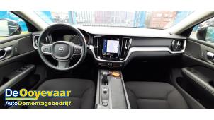 Volvo V60 II 2.0 B3 16V Mild Hybrid Épave (2021, Gris)