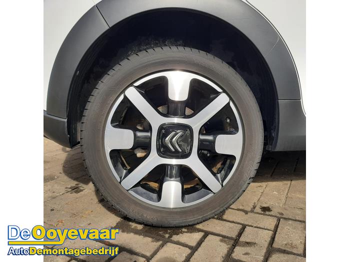 Citroen C3 1.2 12V e-THP PureTech 110 Samochód złomowany (2018, Bialy, Czerwony)
