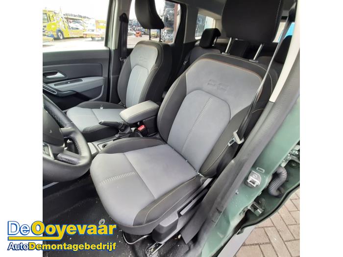 Dacia Duster 1.0 TCE 100 Bi-Fuel, Eco-G 12V Samochód złomowany (2023, Szary)