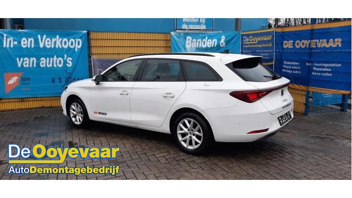 Seat Leon Sportstourer 1.5 eTSI 16V Samochód złomowany (2021, Bialy)