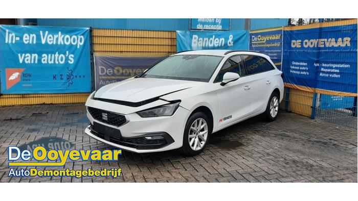 Seat Leon Sportstourer 1.5 eTSI 16V Samochód złomowany (2021, Bialy)