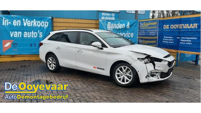 Seat Leon Sportstourer 1.5 eTSI 16V Samochód złomowany (2021, Bialy)