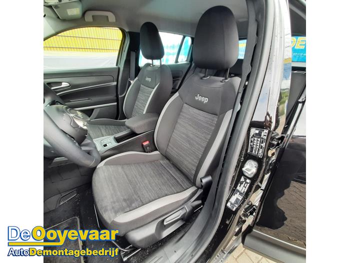 Jeep Avenger 54 kWh Vehículo de desguace (2024, Negro)
