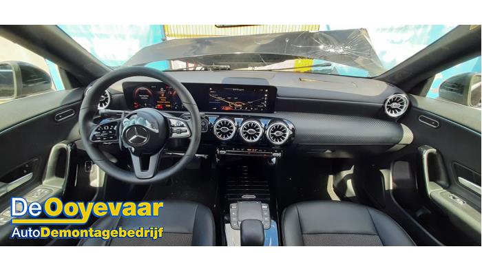 Mercedes CLA 1.3 CLA-180 Turbo 16V Vehículo de desguace (2020, Negro)
