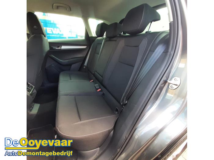 Skoda Karoq 1.0 TSI 12V Vehículo de desguace (2024, Gris)