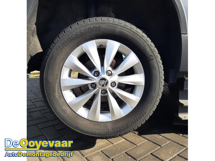 Skoda Karoq 1.0 TSI 12V Vehículo de desguace (2024, Gris)