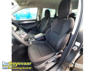 Skoda Karoq 1.0 TSI 12V Vehículo de desguace (2024, Gris)