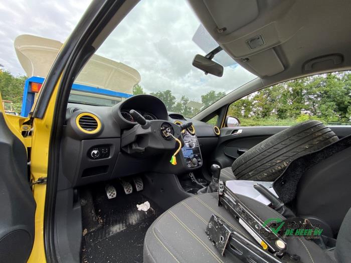 Opel Corsa D 1.2 16V Skrotfordon (2011, GEEL)