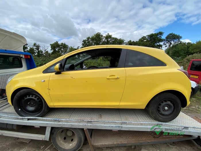 Opel Corsa D 1.2 16V Skrotfordon (2011, GEEL)