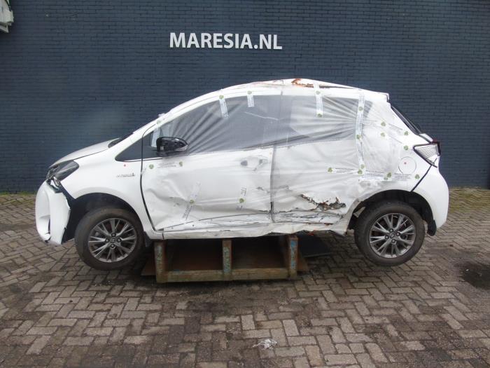 Toyota Yaris III 1.5 16V Hybrid Salvage vehicle (2018, White)