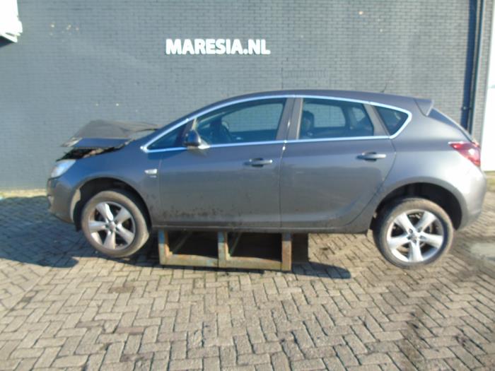 Opel Astra J 1.6 16V Épave (2011, Gris)