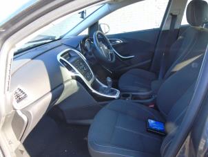 Opel Astra J 1.6 16V Épave (2011, Gris)