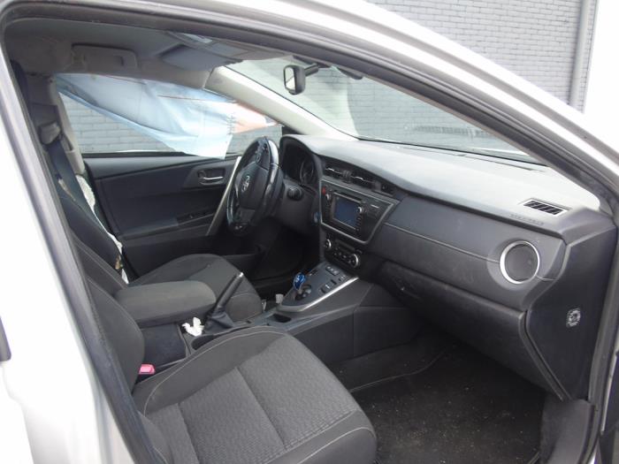 Toyota Auris Touring Sports 1.8 16V Hybrid Skrotfordon (2015, GRIJS)