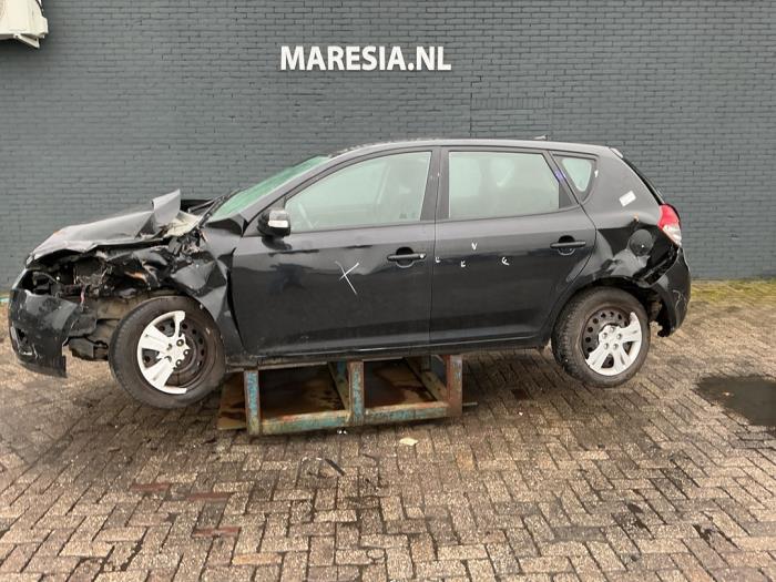 Kia Cee'd 1.6 CRDi 16V Skrotfordon (2011, ZWART)