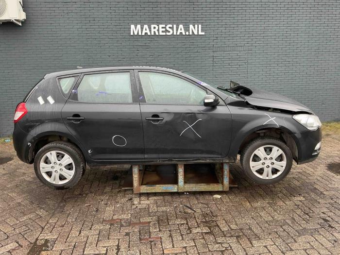 Kia Cee'd 1.6 CRDi 16V Skrotfordon (2011, ZWART)