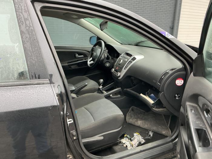 Kia Cee'd 1.6 CRDi 16V Skrotfordon (2011, ZWART)