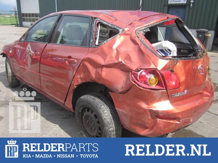 Mazda 3 Sport 1.3i 16V Épave (2004, Orange)