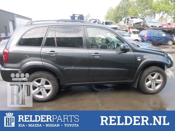 Toyota RAV4 (A2) 2.0 D-4D 16V 4x4 (épave, année de construction 2005 ...