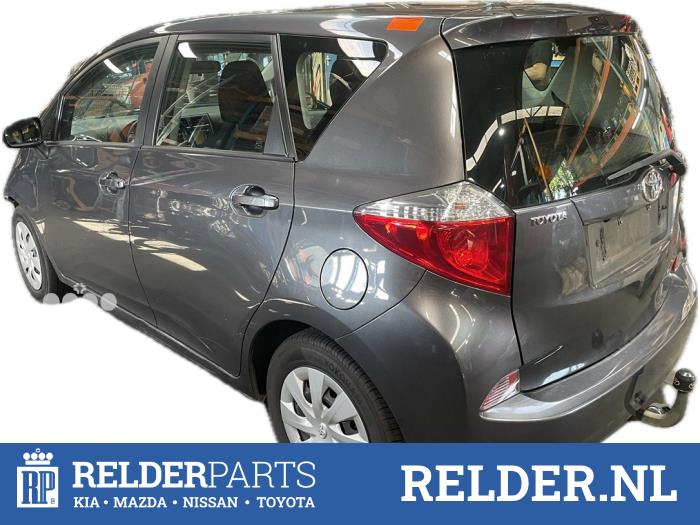 Toyota Verso S 1.33 16V Dual VVT-I Skrotfordon (2011, GRIJS 1G3)