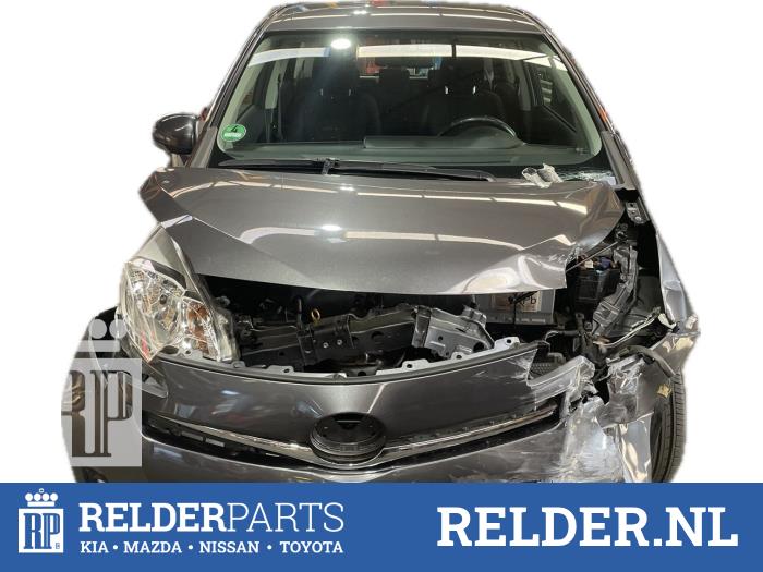 Toyota Verso S 1.33 16V Dual VVT-I Skrotfordon (2011, GRIJS 1G3)