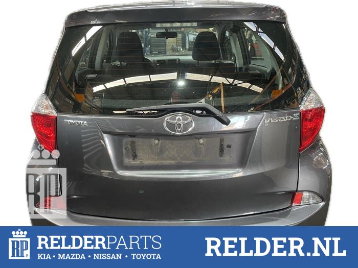 Toyota Verso S 1.33 16V Dual VVT-I Skrotfordon (2011, GRIJS 1G3)