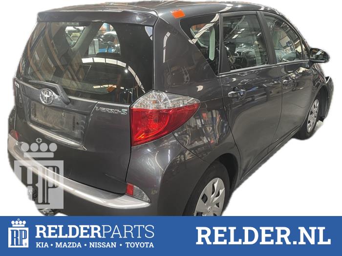 Toyota Verso S 1.33 16V Dual VVT-I Skrotfordon (2011, GRIJS 1G3)