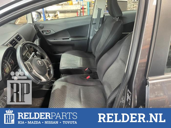 Toyota Verso S 1.33 16V Dual VVT-I Skrotfordon (2011, GRIJS 1G3)
