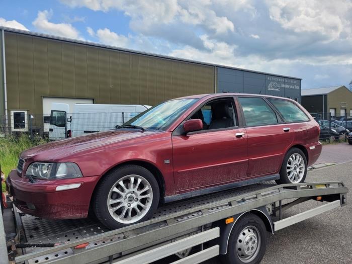 Volvo V40 2.0 16V Salvage vehicle (2003, Red)