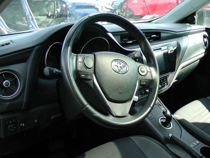 Toyota Auris Touring Sports 1.8 16V Hybrid Épave (2016, Blanc)