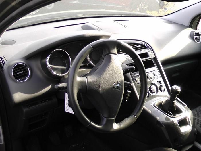 Peugeot 5008 I 1.6 VTI 16V Épave (2011, Gris)
