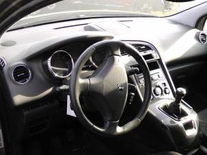 Peugeot 5008 I 1.6 VTI 16V Épave (2011, Gris)