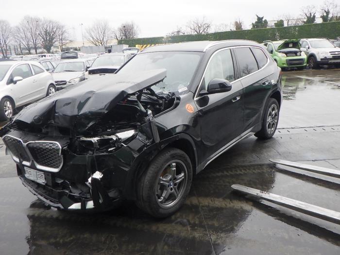 BMW iX1 eDrive20 67 kWh Vehículo de desguace (2025, Negro)