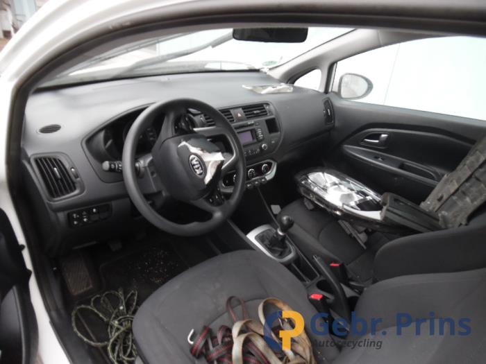 Kia Rio III 1.2 CVVT 16V Samochód złomowany (2013, Bialy)