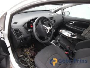 Kia Rio III 1.2 CVVT 16V Samochód złomowany (2013, Bialy)